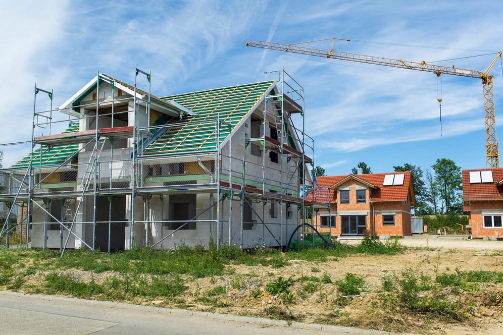 Neubaugebiet einer Wohnsiedlung (Symbolbild): Die steigenden Rohstoffpreise treiben auch die Baupreise in die Höhe.