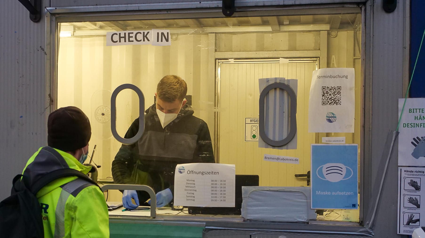 Der Check-in-Bereich der Teststation am Werder Karree in Bremen: Schnelltests sind in der Hansestadt seit dieser Woche besonders gefragt.