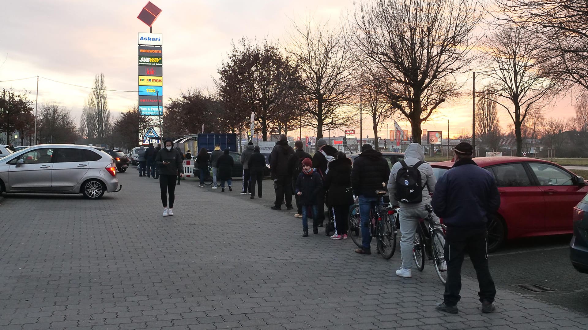 Vor dem Container am Werder Karree hat sich am Dienstagnachmittag eine lange Schlange gebildet: Der Inzidenzwert in Bremen ist in dieser Woche auf den bisherigen Höchststand gestiegen.