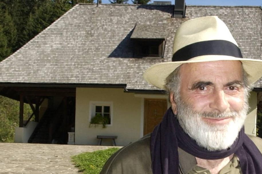 Maximilian Schell: Hier ist der 2014 verstorbene Schauspieler in Österreich vor seinem Haus auf seiner Alm zu sehen.