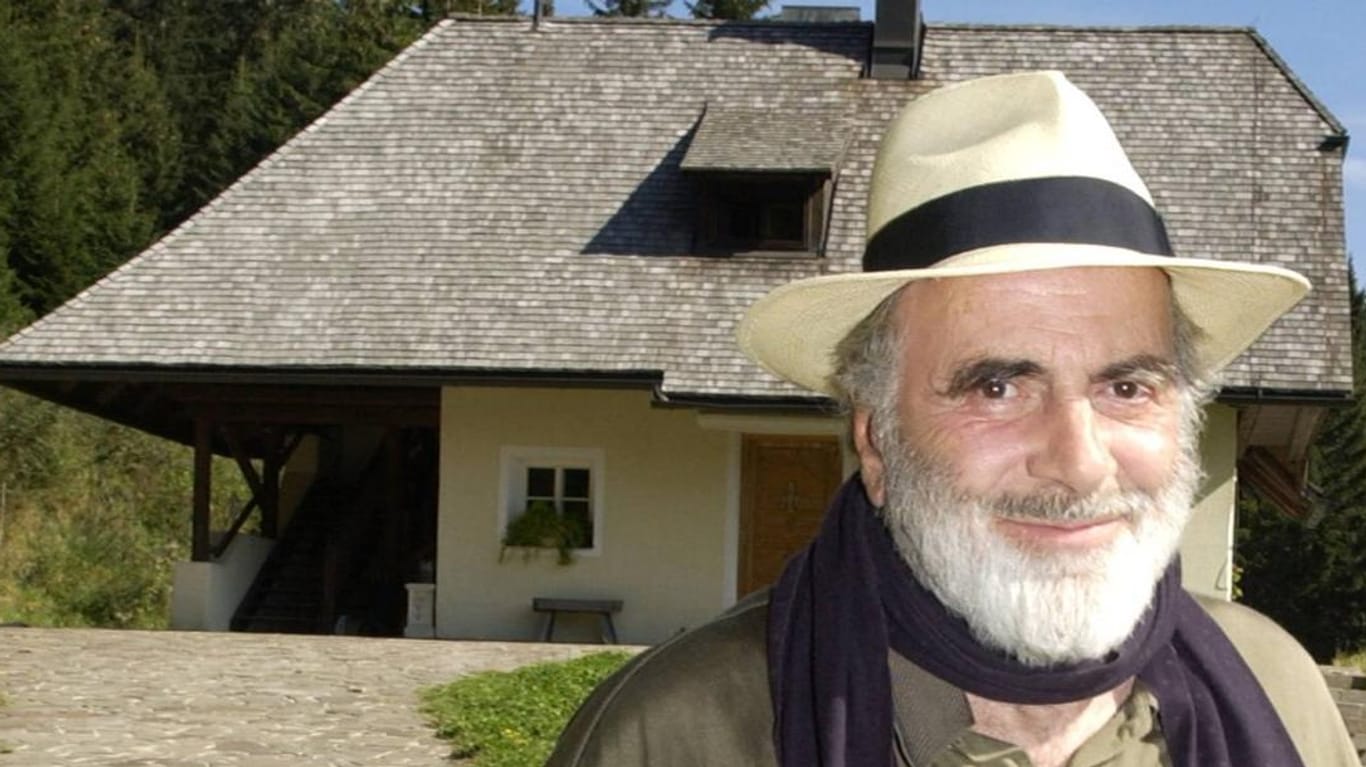Maximilian Schell: Hier ist der 2014 verstorbene Schauspieler in Österreich vor seinem Haus auf seiner Alm zu sehen.
