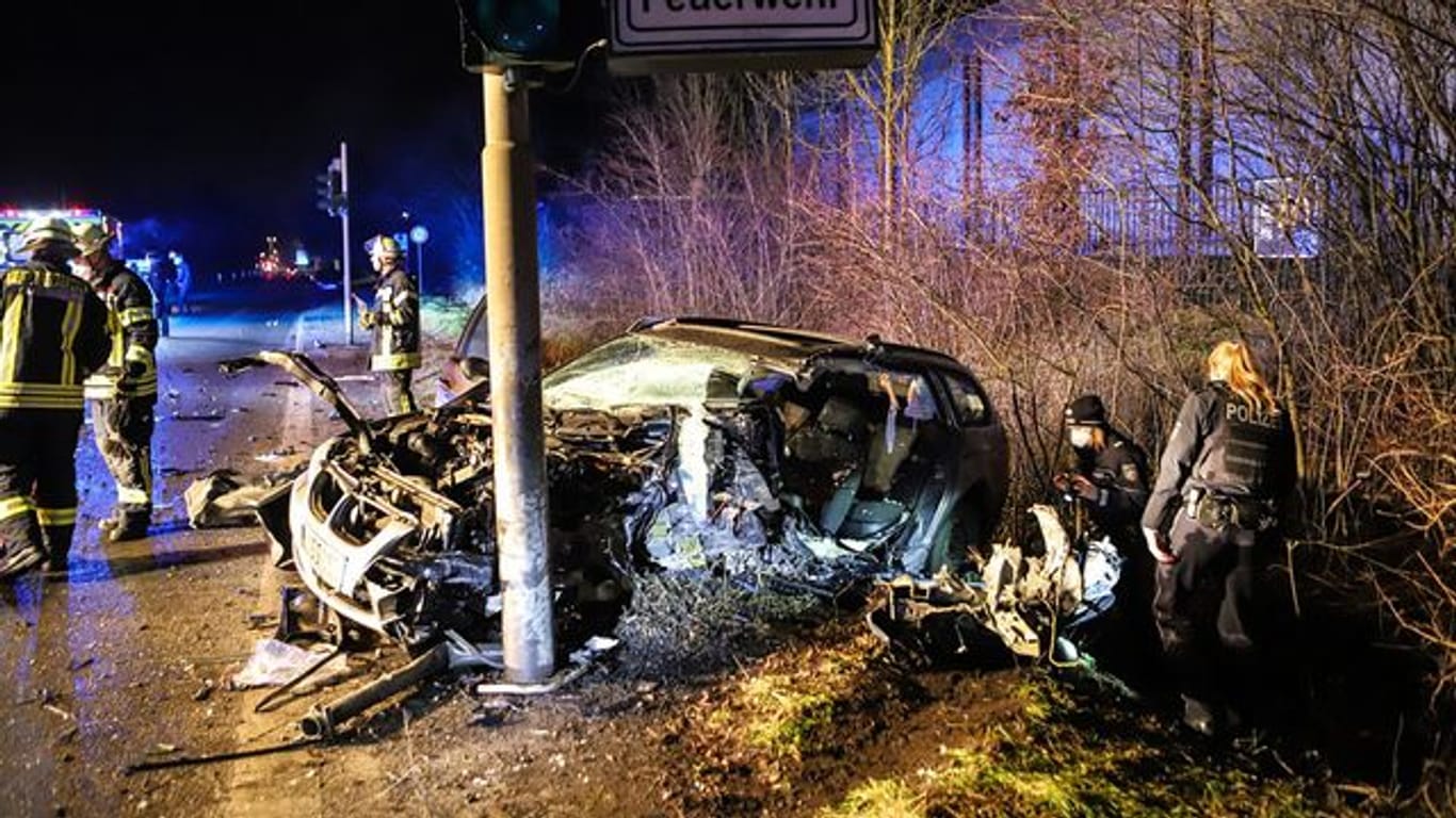 Mann fährt gegen Ampelmast