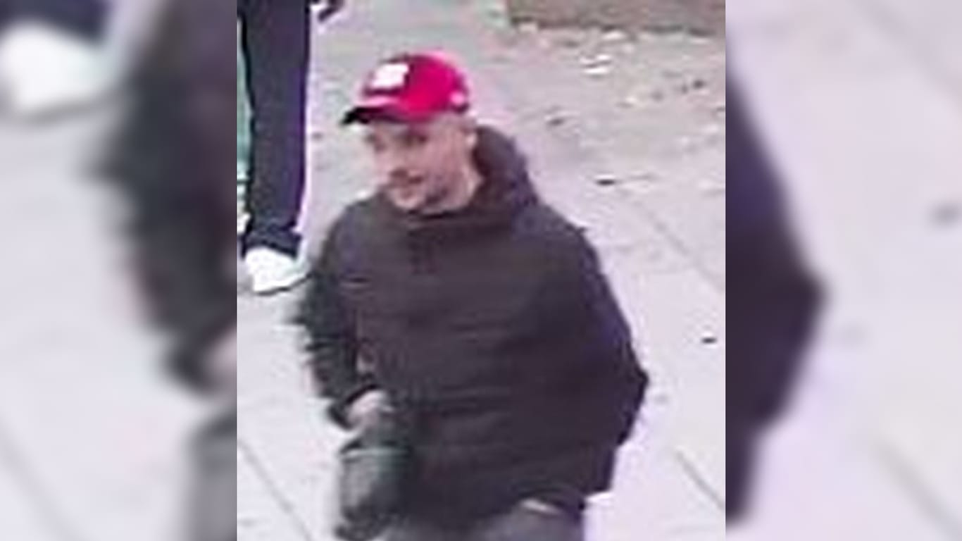 Ein Bild des Verdächtigen aus einer Überwachungskamera: Der gesuchte Mann soll mit einer Pistole bewaffnet mehrere Hundert Euro erbeutet haben.