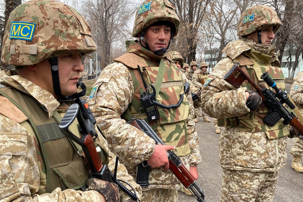 Russische Soldaten in Kasachstan: Proteste in der rohstoffreichen Ex-Sowjetrepublik sind eskaliert.