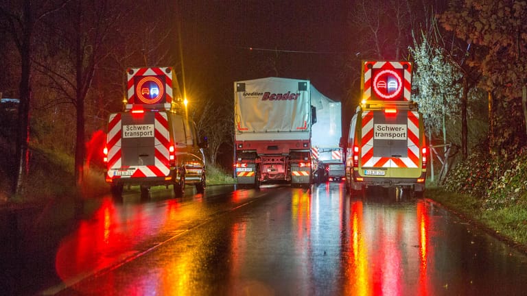 Ein Schwerlasttransport bei Nacht (Archivbild): Ab 22 Uhr wird es in Frankfurt am Main zu Verkehrsbehinderungen kommen.