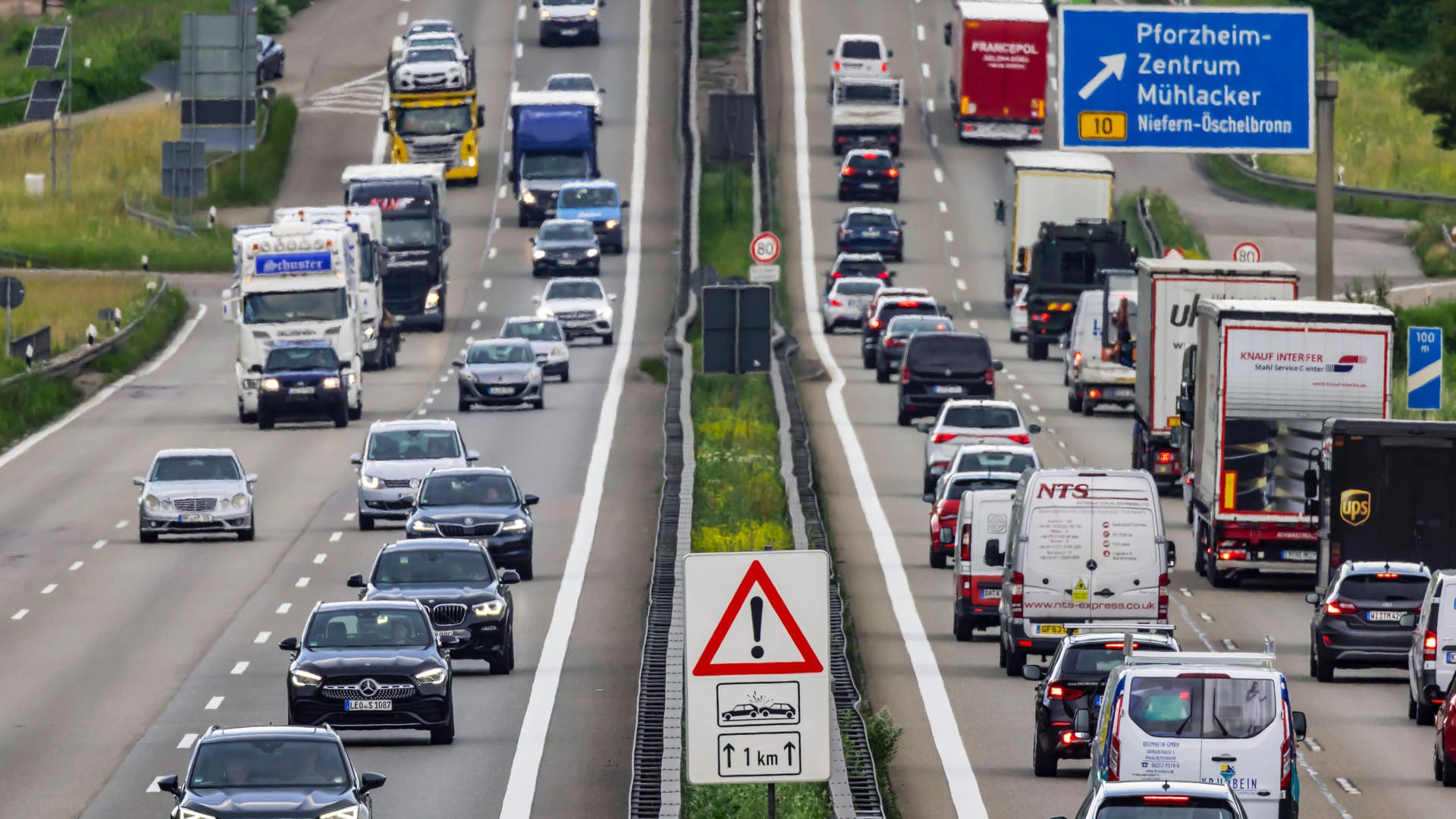 Autobahn A8 bei Pforzheim (Archivbild): Die Autobahn ist derzeit gesperrt. Autobahn A8 bei Pforzheim (Archivbild): Die Autobahn ist derzeit gesperrt.