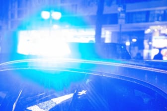 Blaulicht eines Polizeistreifenwagens (Symbolbild): Ein Mann prallte gegen einen Baum und wurde in seinem Auto eingeklemmt.