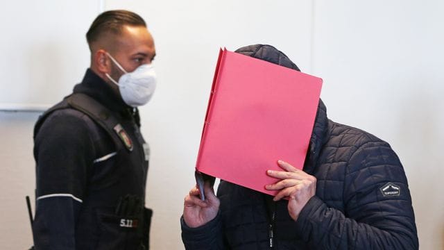 Der Angeklagte (r) im Prozess wegen schweren sexuellen Missbrauchs von Kindern kommt in den Gerichtssaal des Kölner Landgerichts (Archivbild): Die Ermittlungen gegen den Familienvater hatten das Geflecht offengelegt. Der Angeklagte (r) im Prozess wegen schweren sexuellen Missbrauchs von Kindern kommt in den Gerichtssaal des Kölner Landgerichts (Archivbild): Die Ermittlungen gegen den Familienvater hatten das Geflecht offengelegt.
