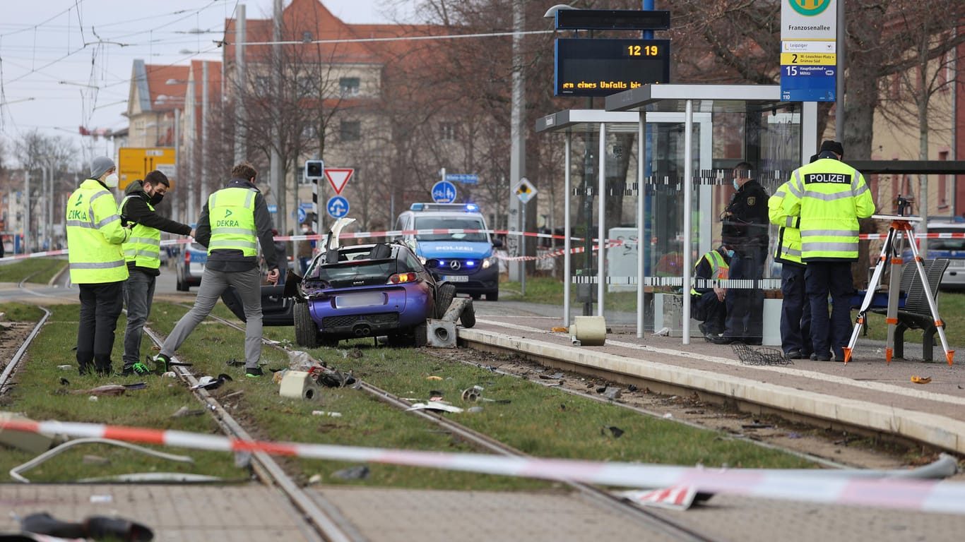Einsatzkräfte und Sachverständige beim Einsatz an der Unfallstelle (Archivbild): Ein Autofahrer war in Leipzig in eine Menschengruppe gefahren und hatte drei Menschen getötet.
