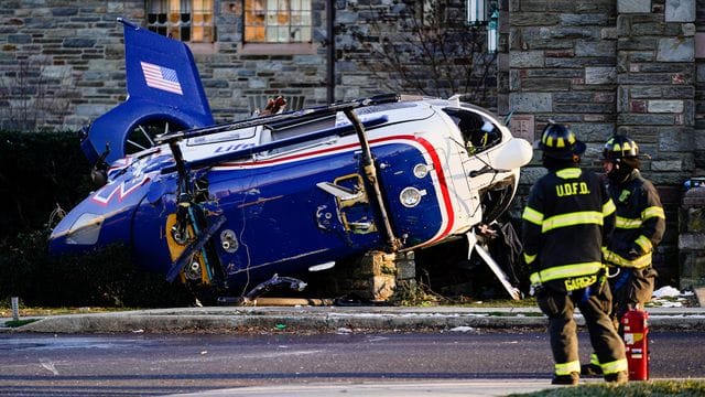 Das Wrack des abgestürzten Hubschraubers im Stadtteil Drexel Hill in Upper Darby. Das Wrack des abgestürzten Hubschraubers im Stadtteil Drexel Hill in Upper Darby.