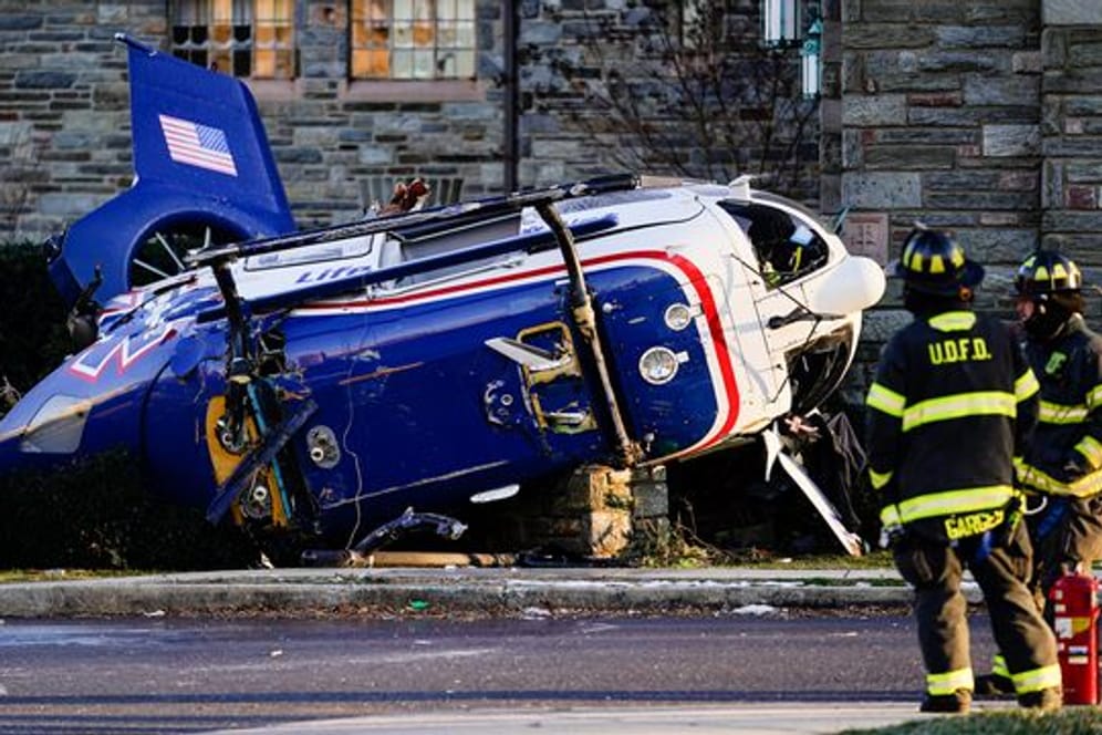 Das Wrack des abgestürzten Hubschraubers im Stadtteil Drexel Hill in Upper Darby.
