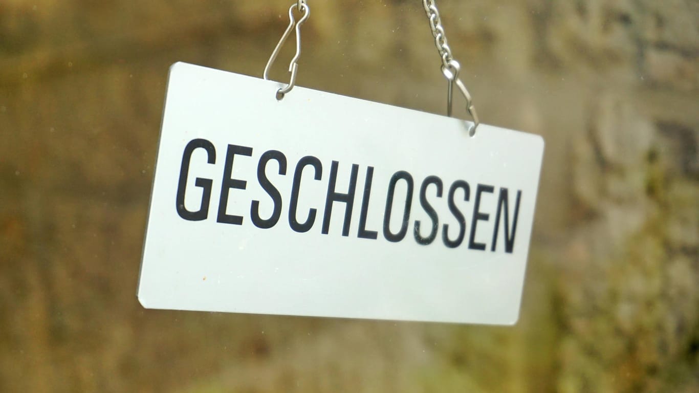 "Geschlossen" steht auf einem Schild (Symbolbild): Der Handelsverband Berlin-Brandenburg bereitet für den Ernstfall einen Mitarbeitertausch vor.