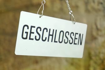"Geschlossen" steht auf einem Schild (Symbolbild): Der Handelsverband Berlin-Brandenburg bereitet für den Ernstfall einen Mitarbeitertausch vor.