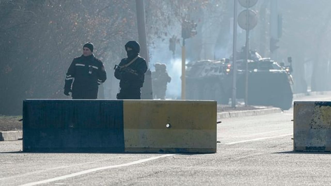 Die Polizei blockiert eine Straße in Almaty, um den Verkehr zu kontrollieren.