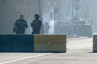 Die Polizei blockiert eine Straße in Almaty, um den Verkehr zu kontrollieren.