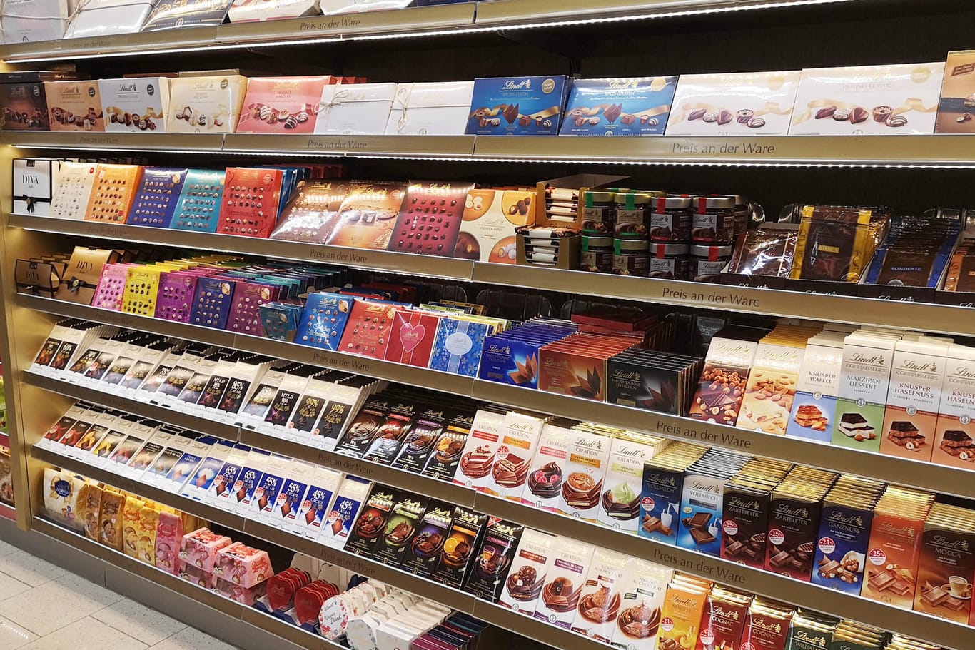 Schokolade im Supermarkt: In diesem Jahr kommen zwei Sorten von Lindor zeitweise hinzu.