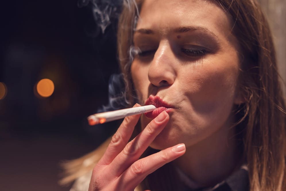 Eine Frau raucht (Symbolbild): Zigaretten sind zum Jahreswechsel deutlich teurer geworden.