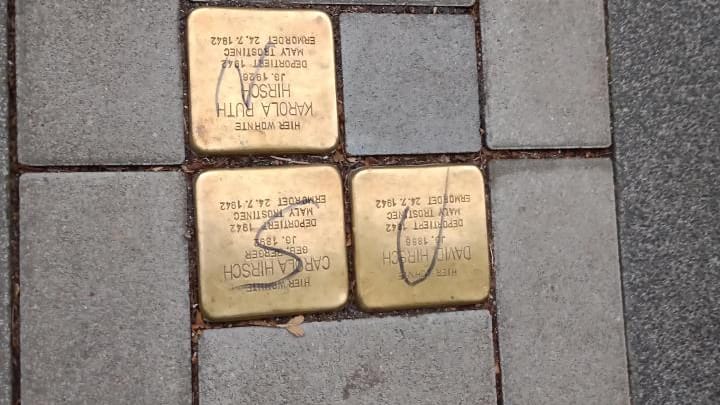 Die Stolpersteine: Nur etwa einen Monat nach ihrer Verlegung haben Unbekannte das Mahnmal mit den Buchstaben "NSU" beschmiert.