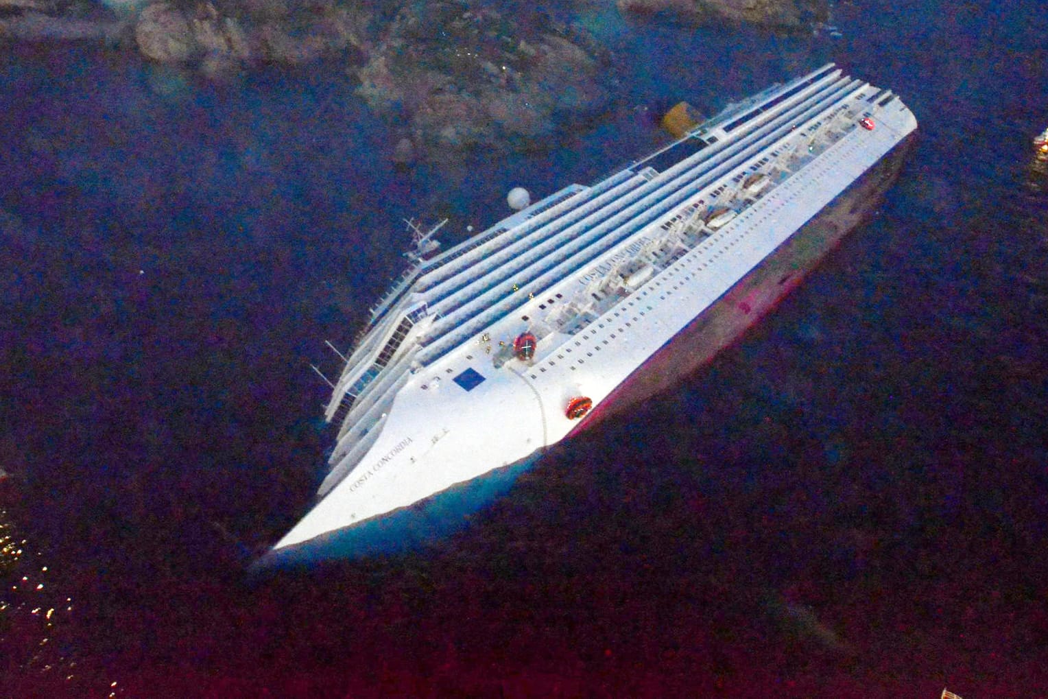 "Costa Concordia": Am 13. Januar 2012 hatte das Schiff in einem waghalsigen Manöver einen Felsen vor der Insel Giglio gerammt.