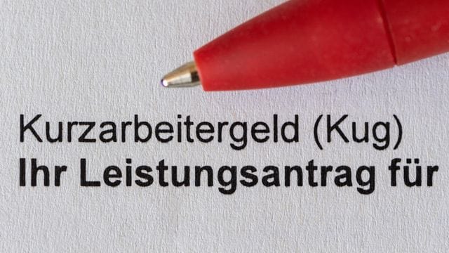 Die Zahl der Beschäftigten in Kurzarbeit ist nach Angaben des Ifo-Instituts stark gestiegen.