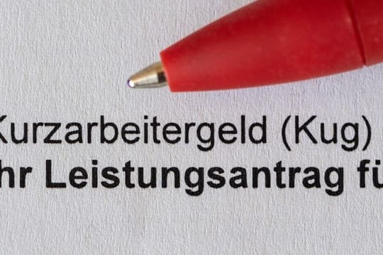 Die Zahl der Beschäftigten in Kurzarbeit ist nach Angaben des Ifo-Instituts stark gestiegen.