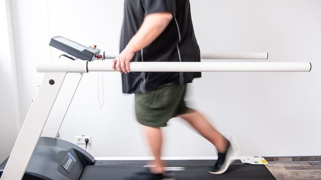 Ein Mann trainiert an einem Laufband, um seine Ausdauer wieder zu stärken.