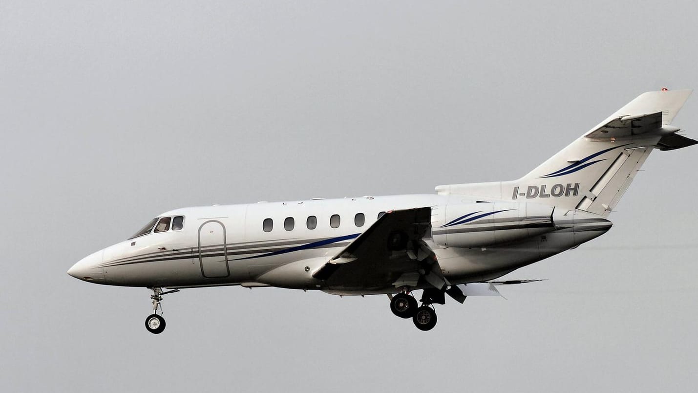 Eine Maschine des Typs Hawker 800 XP (Archivbild): Ein derartiges Flugzeug soll einem Putin-Vertrauten gehören und in Berlin stationiert sein.