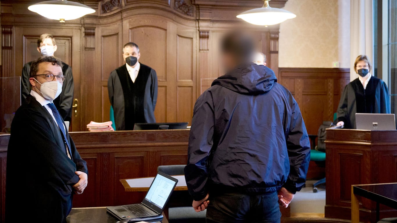Ein 21-Jähriger Angeklagter steht in der Mitte des Saales 704 im Kriminalgericht: Er war im ersten Prozess vor dem Amtsgericht Berlin-Tiergarten zu einer Jugendstrafe von viereinhalb Jahren verurteilt worden.
