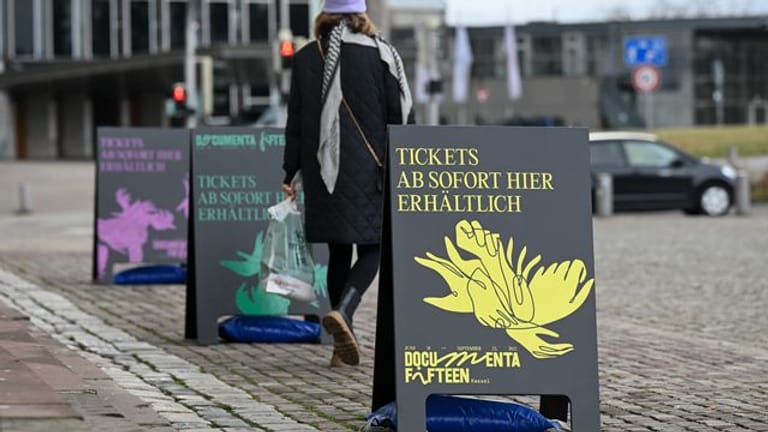 Aufsteller vor der Kunsthalle Fridericianum in Kassel werben für den Verkauf von Tickets für die documenta fifteen.