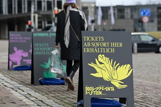 Aufsteller vor der Kunsthalle Fridericianum in Kassel werben für den Verkauf von Tickets für die documenta fifteen.