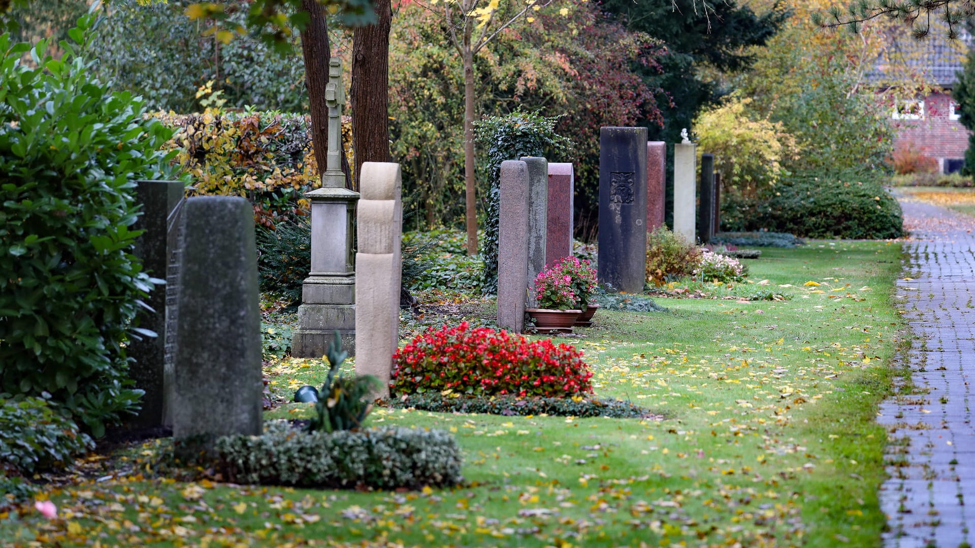 Ein Friedhof (Symbolbild): In Dortmund ist eine Frau brutal ausgeraubt worden.