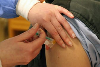 Einer Person wird eine Impfung verabreicht (Archivbild): Für Kinder bis elf Jahren wurden Tausende Termine freigeschaltet.