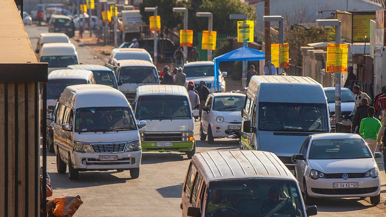 Sammeltaxen in Südafrika (Archivbild): 16 Insassen sind in einem solchen Kleinbus verbrannt. Sammeltaxen in Südafrika (Archivbild): 16 Insassen sind in einem solchen Kleinbus verbrannt.