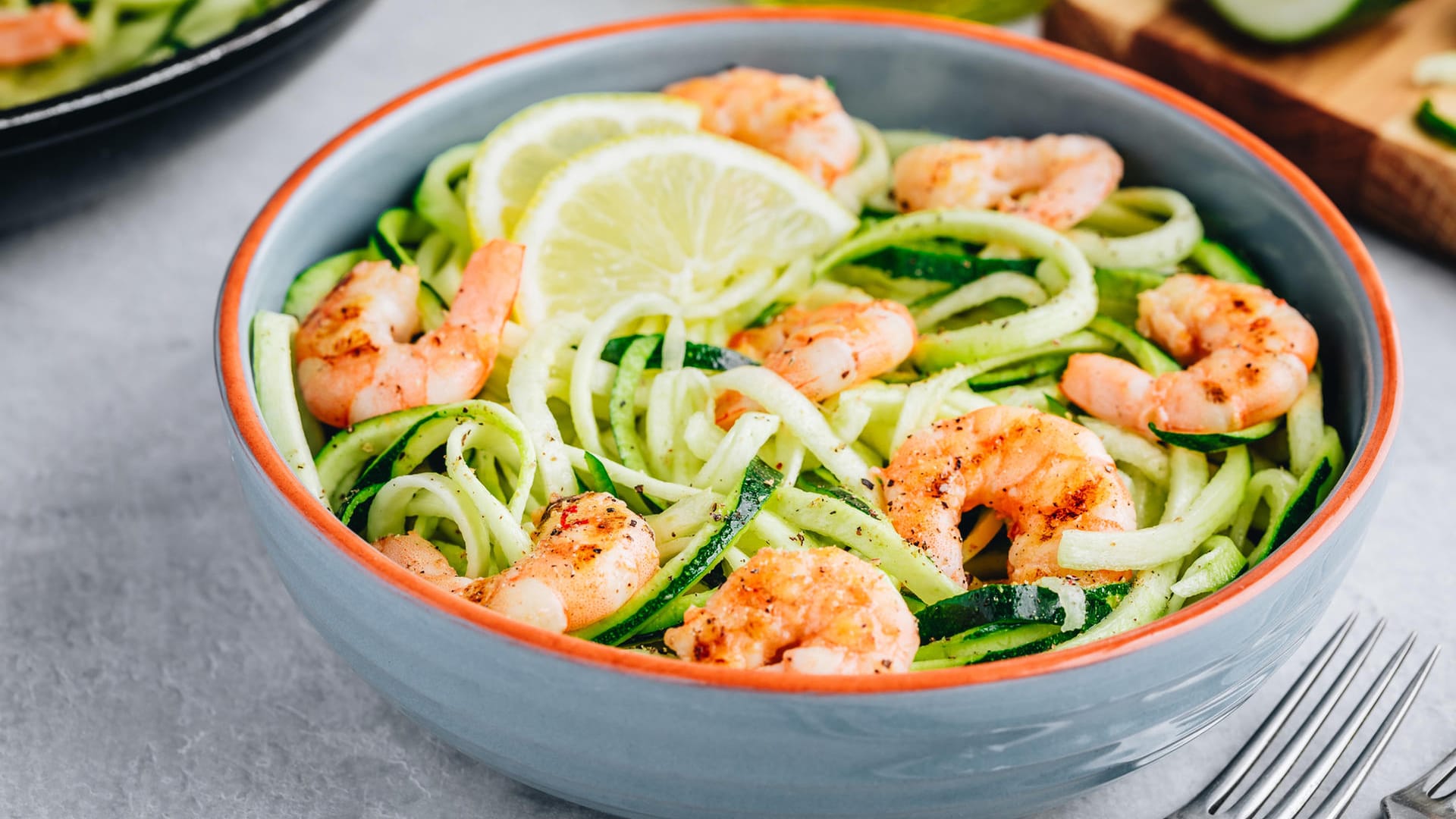 Zoodles mit Garnelen: Die Kombination ist leicht und lecker.