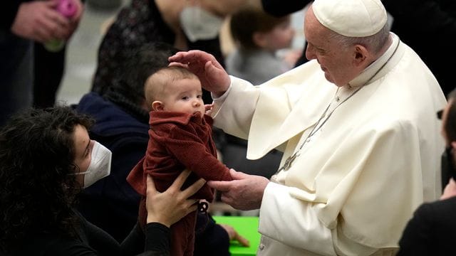 Papst Franziskus (r) bei seiner wöchentlichen Generalaudienz im Vatikan.