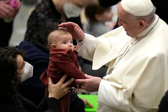 Papst Franziskus (r) bei seiner wöchentlichen Generalaudienz im Vatikan.