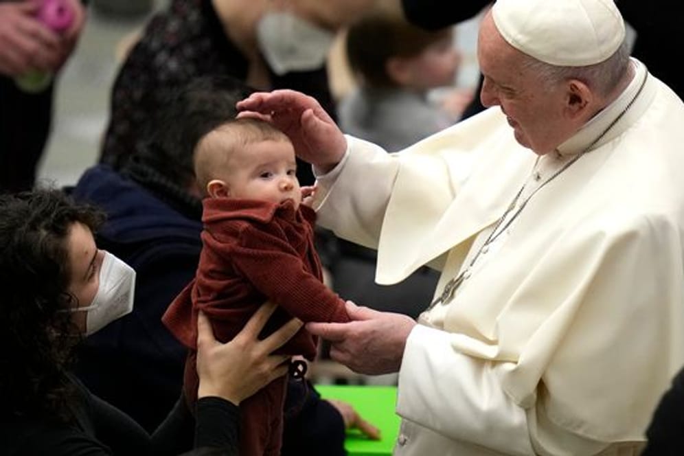 Papst Franziskus (r) bei seiner wöchentlichen Generalaudienz im Vatikan.