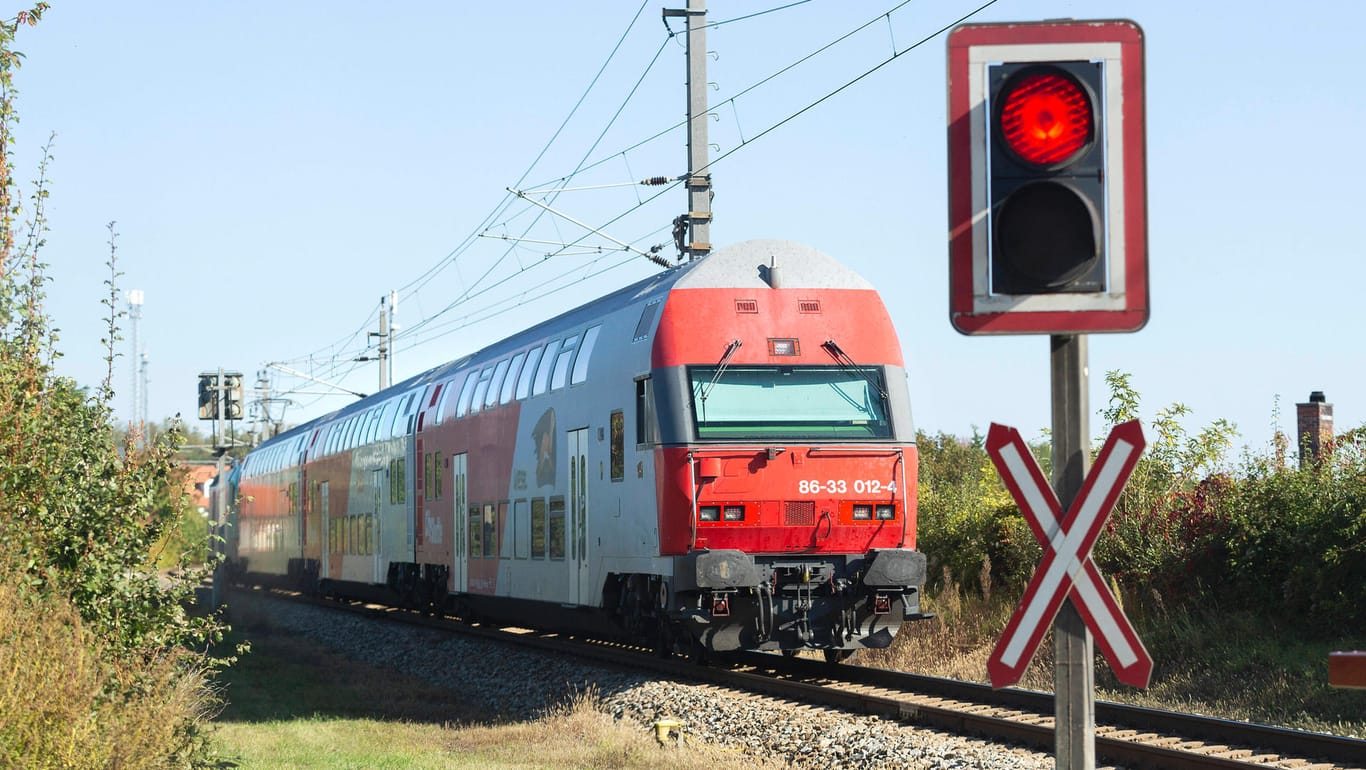 Bahnübergang in Österreich (Symbolbild): Ein Mann und seine Tochter wurden vom Zug erfasst.