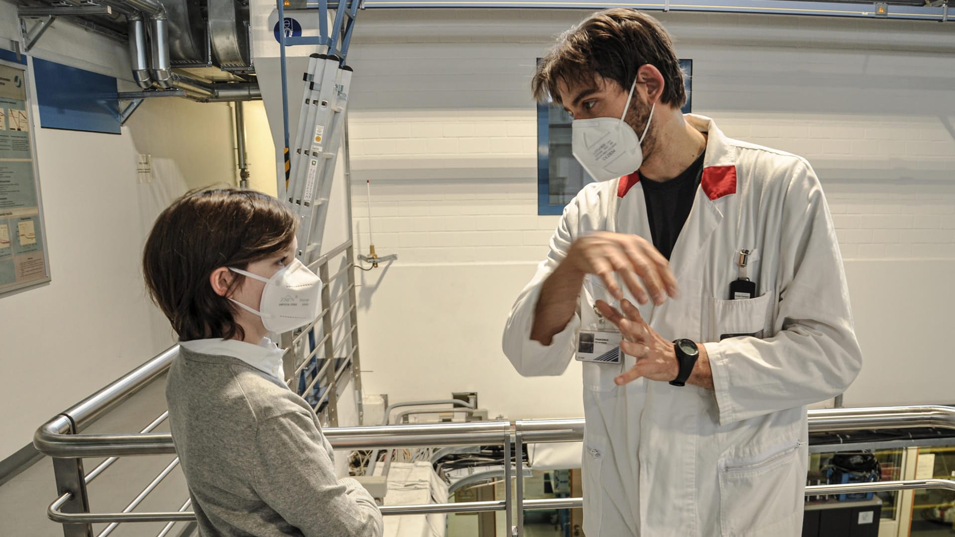 Laurent Simon unterhält sich in der Neutronenleiterhalle West der TU München mit einem Wissenschaftler (Archivbild aus dem November): Das Schnupperstudium gefiel dem jungen Genie ausgezeichnet.