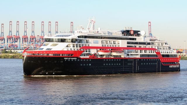 Das Hurtigruten-Schiff "Fridtjof Nansen" im Sommer 2020 in Hamburg.