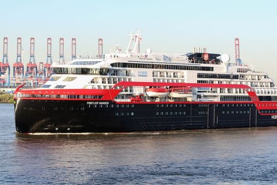 Das Hurtigruten-Schiff "Fridtjof Nansen" im Sommer 2020 in Hamburg.