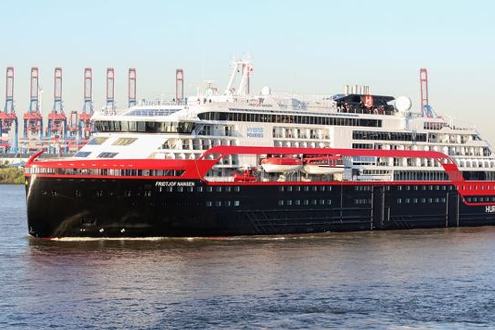 Das Hurtigruten-Schiff "Fridtjof Nansen" im Sommer 2020 in Hamburg.