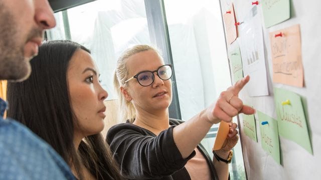 In einer der Teilqualifizierungen, die schrittweise zum Abschluss als Bürokauffrau führen können, geht es etwa auch um Rechnungswesen.