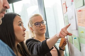 In einer der Teilqualifizierungen, die schrittweise zum Abschluss als Bürokauffrau führen können, geht es etwa auch um Rechnungswesen.