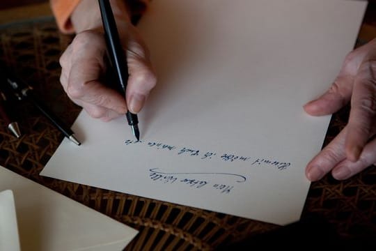 In einem Testament können Erbe und Vermächtnisse an verschiedene Personen verteilt werden.