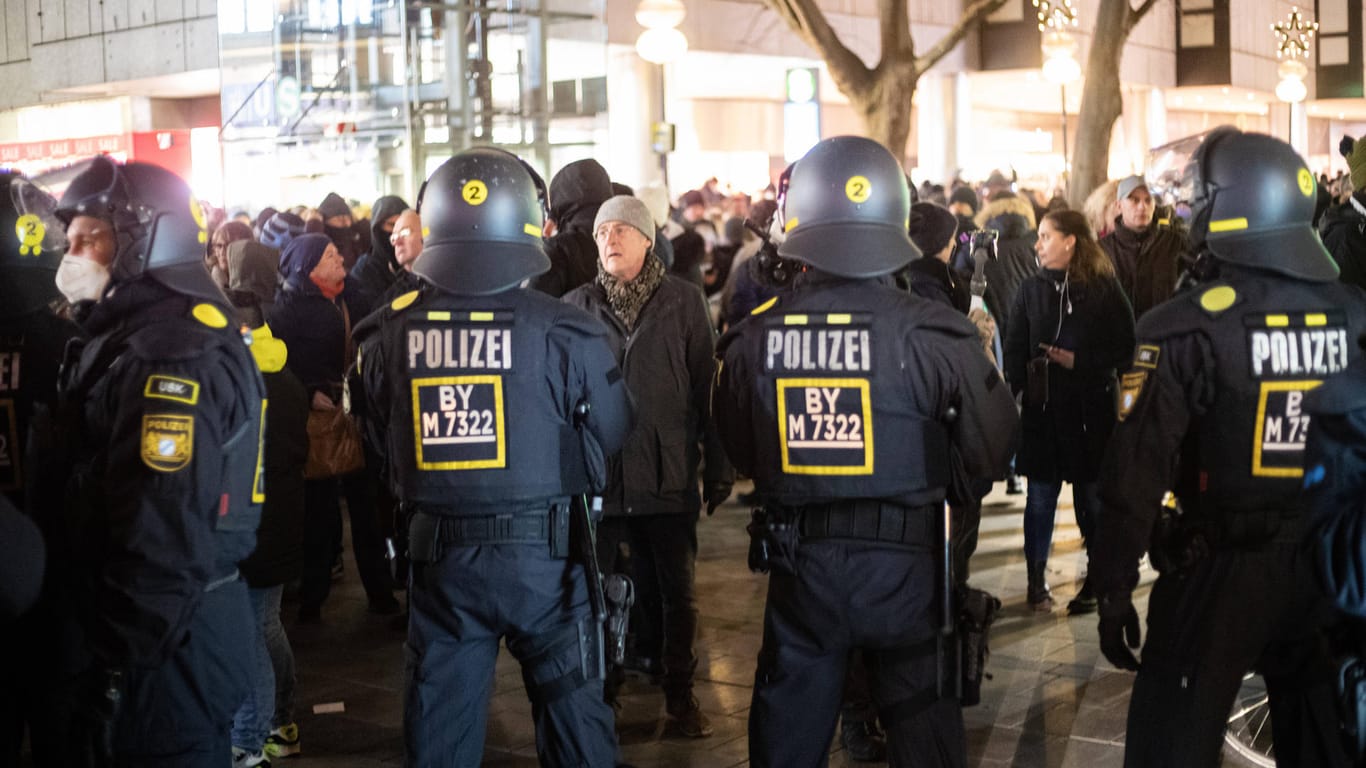 Polizisten auf einer Corona-Demonstration in München (Archivbild): Die Stadt hat alle angemeldeten Demonstrationen auf die Theresienwiese verlegt.