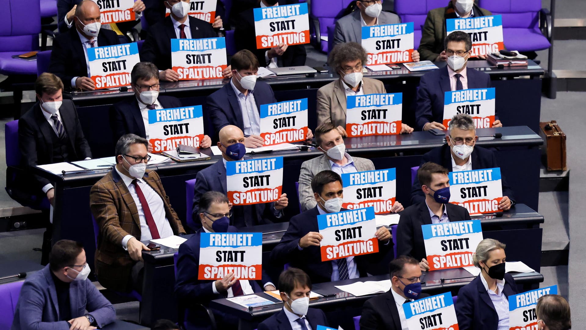 Abgeordnete der AfD im Bundestag: Durch ihre Aktion unterbrachen sie die Rede des Kanzlers.