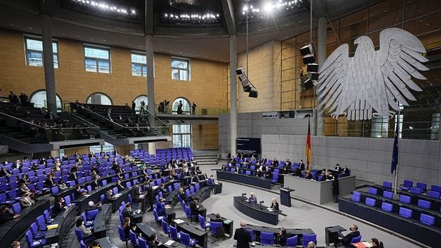 Im Parlament gelten künftig neue, verschärfte Corona-Regeln.