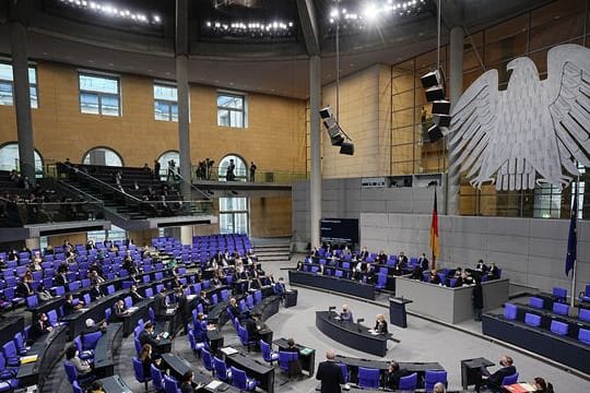 Im Parlament gelten künftig neue, verschärfte Corona-Regeln.