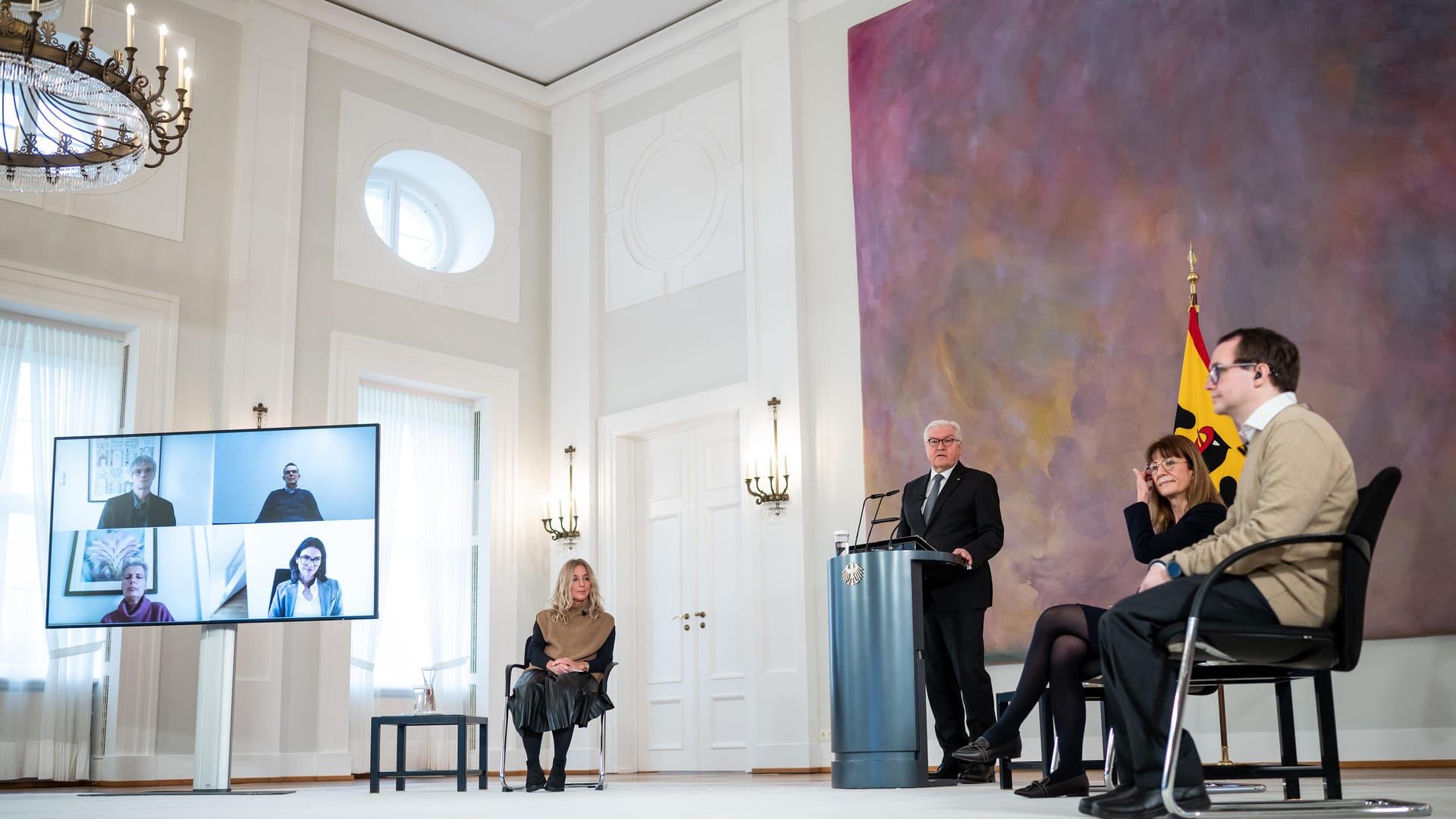 Steinmeier mit Teilnehmern im Schloss Bellevue: Die mögliche generelle Impfpflicht gegen das Coronavirus stand im Fokus.